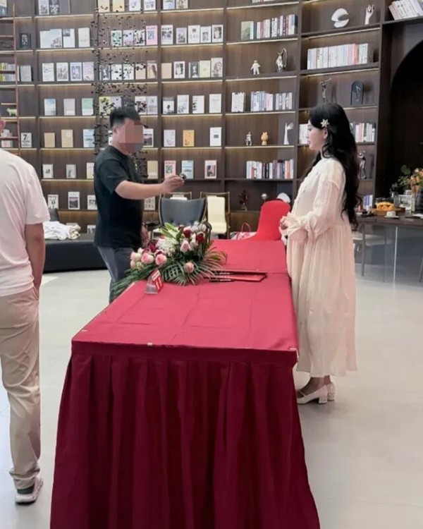 45岁金莎近照腹部隆起，小19岁丈夫连孩子上学都想到了