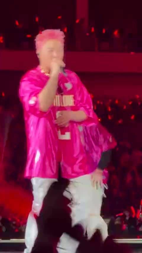 潘玮柏上海演唱会雨天脚滑,瘦身成功粉毛登场