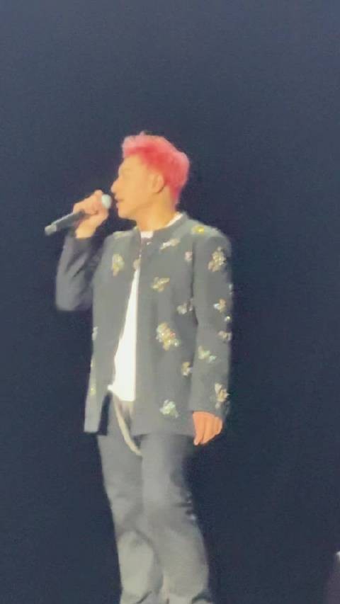 潘玮柏上海演唱会粉色头发吸睛，雨夜舞台湿滑频频脚滑