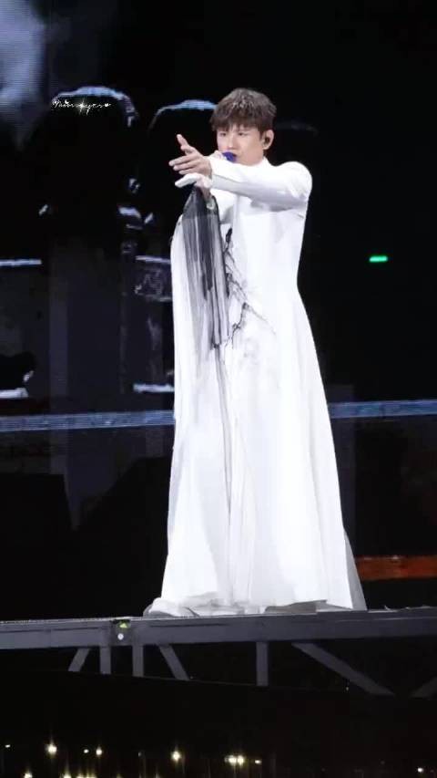张杰天下舞台融入家国情怀，唱出东方风骨