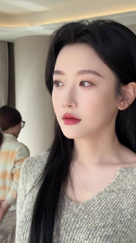 她确实总变样，我觉得应该是化妆和妆造的问题吧，明星会整容的太少了…