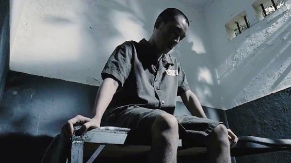 男人磨掉所有指纹，只为给女友复仇