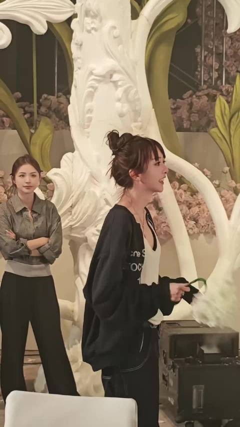 梅尼耶回应卓仕琳婚礼跳舞被骂，称是帮忙好朋友