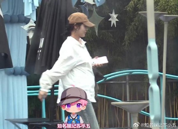 网传张佳宁外出穿搭宽松小腹微凸,再度引发怀孕猜测引网友热议