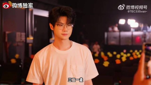 来看一下演员️ 还是一如既往的帅啊，zhs能不能来当我哥哥