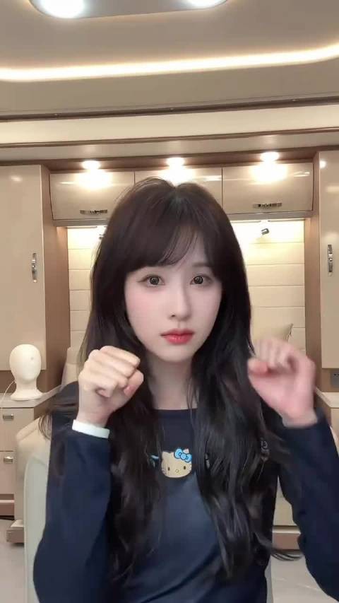 原来陈都灵还被拖欠工资啊！往后的嘟嘟一定会越来越好的！ .