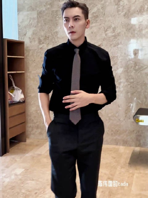 黑衬衫领带，收到粉丝的信说谢谢，今天在乌鲁木齐工作 陈伟霆九门张启山