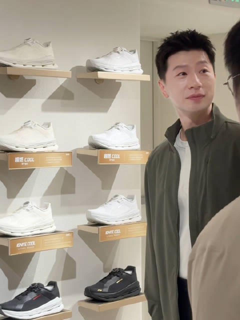 认真听讲且很爱笑