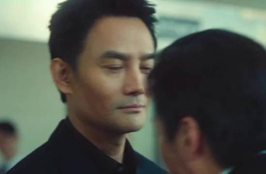 老朱终于见到了心心念念的马憩,激动的他是又牵手又拥抱