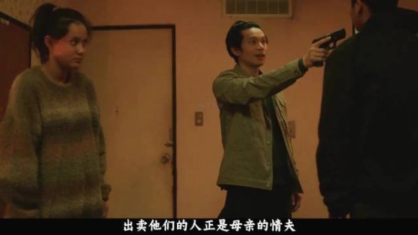少年吞药反杀恶人，又持刀捅向母亲情夫