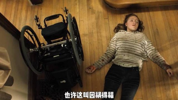 女孩摔下楼梯意外恢复知觉,求救时被养母开车追回