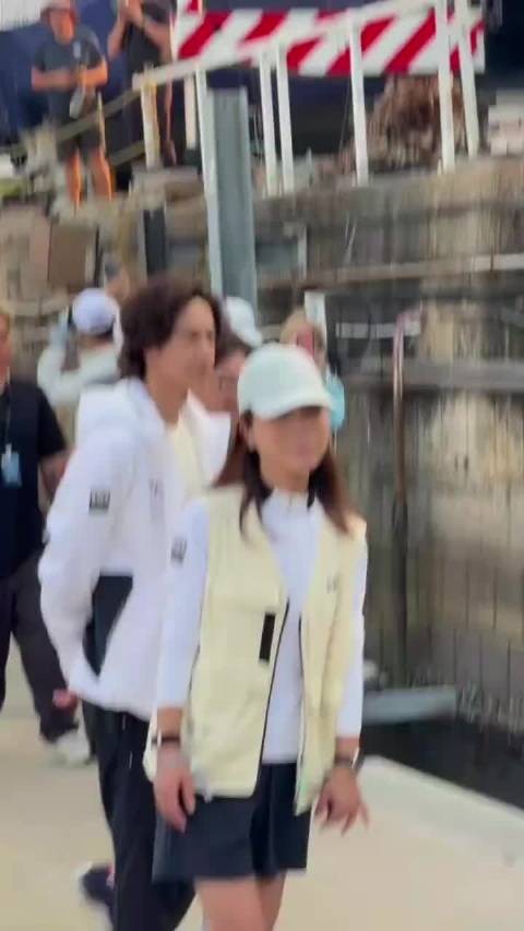 赴一场海上之约，听风浪与心声共鸣，王一博亮相香港海丽汉森活动