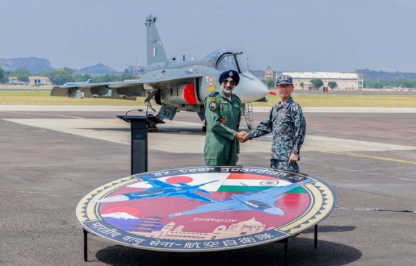 印度空军参谋长阿马尔·普里特·辛格(左)与日本航空幕僚长森田雄博(右)在“光辉”战机前合影