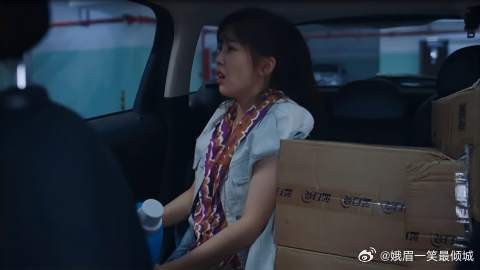 被困车里是多么无助！菜瓜：谁来救救我！