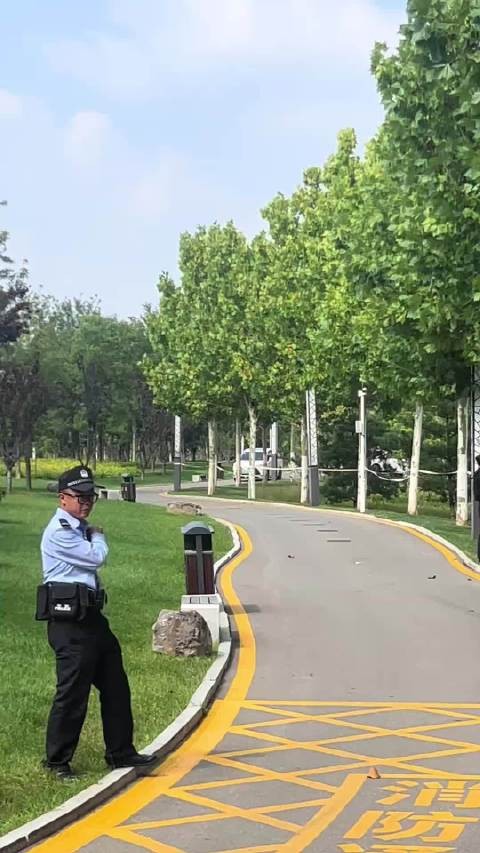 见董宇辉一面,给大姐激动哭了!