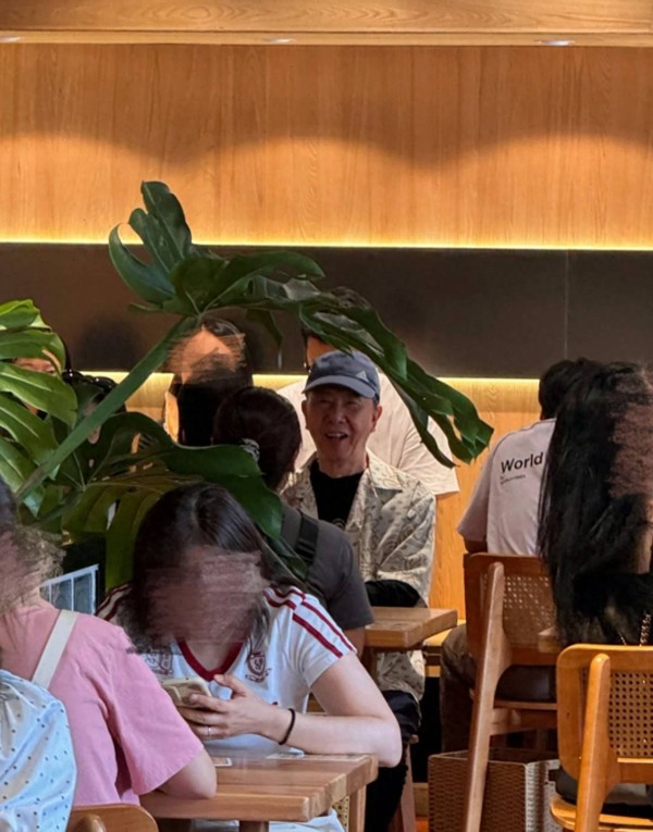 香港“庙街歌王”北上被偶遇，精神状态惊人，曾一晚赌输一层楼