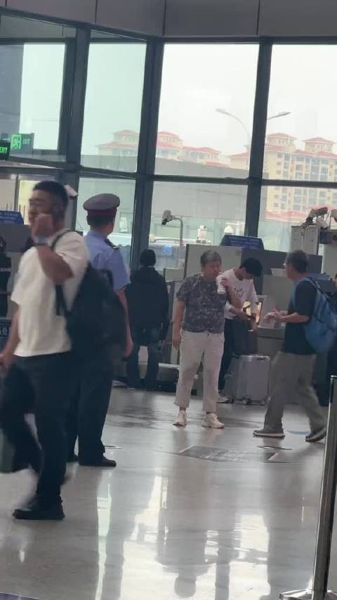 王宝强上演的那一幕还在继续，年近七十的老太太在车站直接干掉一瓶茅子