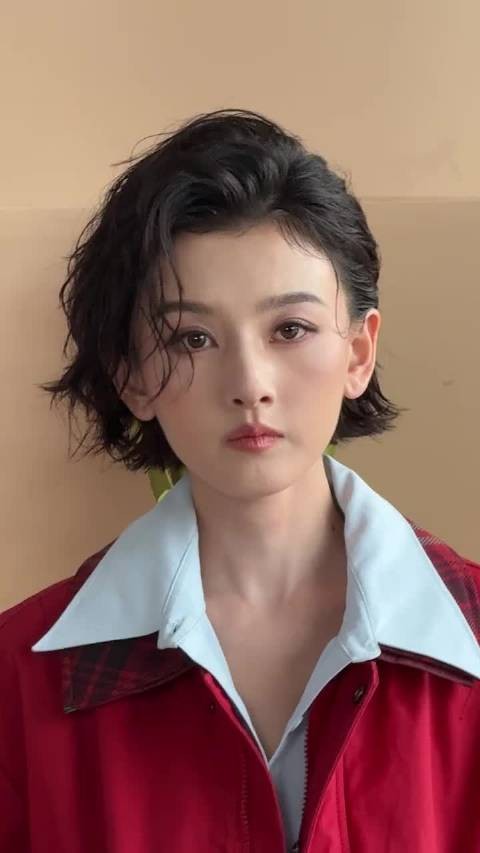 宋祖儿今天商务拍摄，好英气的造型