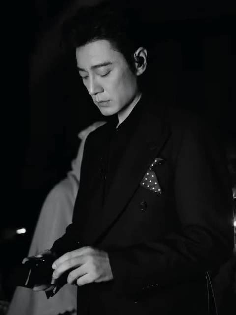 李光洁生活动作拉满叔圈Luke味,披荆斩棘引热议