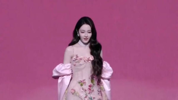 迪丽热巴粉丝见面会花仙子造型登场!