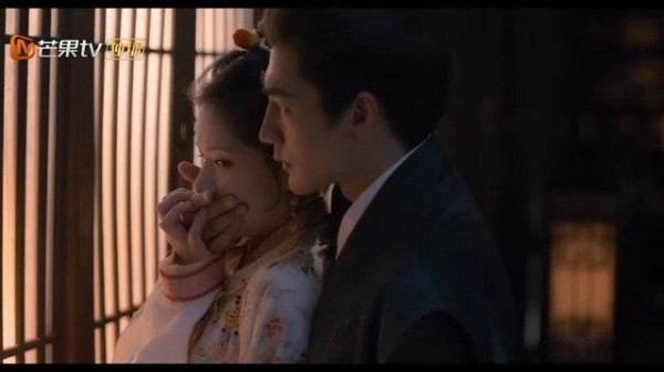 朝姐儿躲避抓捕，意外闯进三爷的卧室，被他一把搂紧怀里