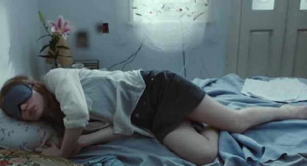 女孩服用安眠药睡觉，却不知在她熟睡时，经历了很多变态的事！