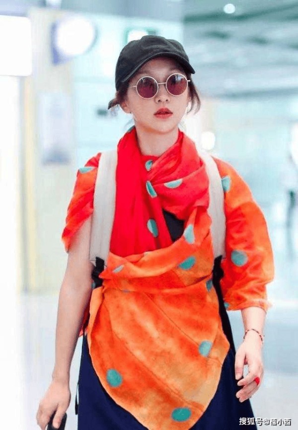 “周迅”真厉害，“裹着2块布”就走机场，上半身任性下半身潇洒