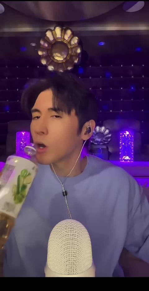 明星也有灰指甲啊，这个传染的吧，那钟丽缇要注意呀，这个真的挺难受的吧