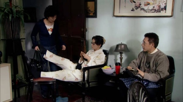 双面胶|妈妈得知女儿谈恋爱生气,爸爸旁边打圆场