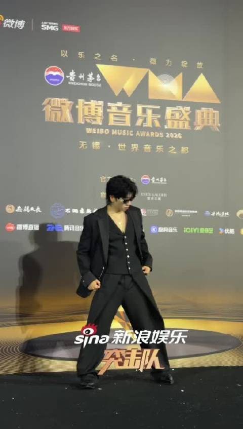 杨和苏红毯检验健身成果，身材好！