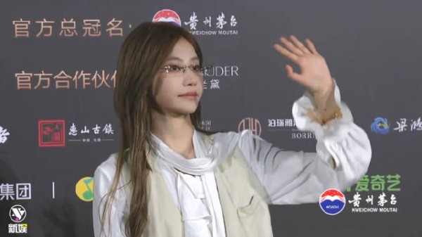 袁一琦白西装无框眼镜亮相微博音乐盛典红毯，又美又帅