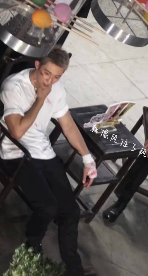 28岁黄景瑜亮相《斗贼》物料，黑T恤状态超能打