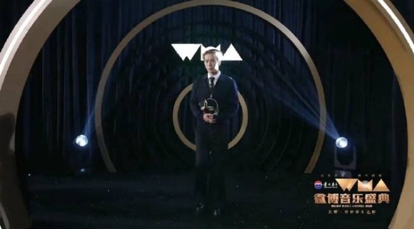 王嘉尔亮相微博音乐盛典红毯直播 压轴登场状态太好了！期待今晚盛典舞台
