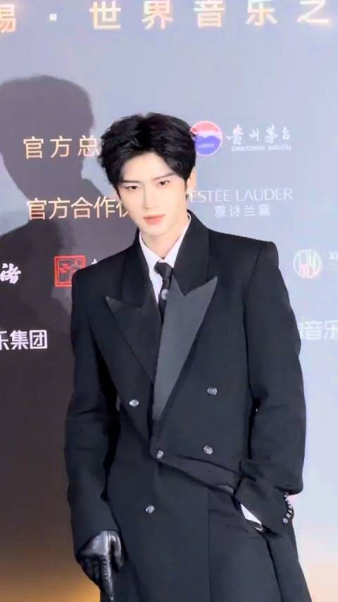 闫桉微博音乐盛典红毯,全黑造型清冷绅士