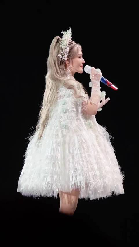 谢娜主持WMA微博音乐盛典,网友期待舞台表演