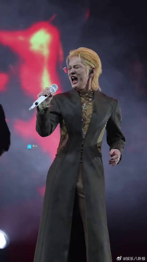 周震南盛典造型火上热搜，点开手机看到全网讨论，直呼天塌下来既视感