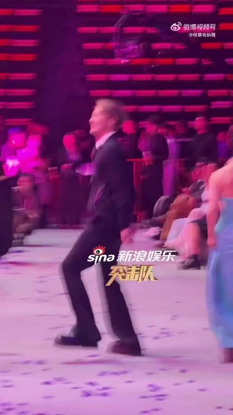 别人是来领奖的，他是来开演唱会的，这气场直接把盛典变成大型蹦迪现场