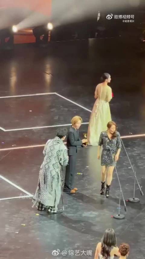 刘雨昕黄子弘凡领奖像演小品，喜剧效果拉满