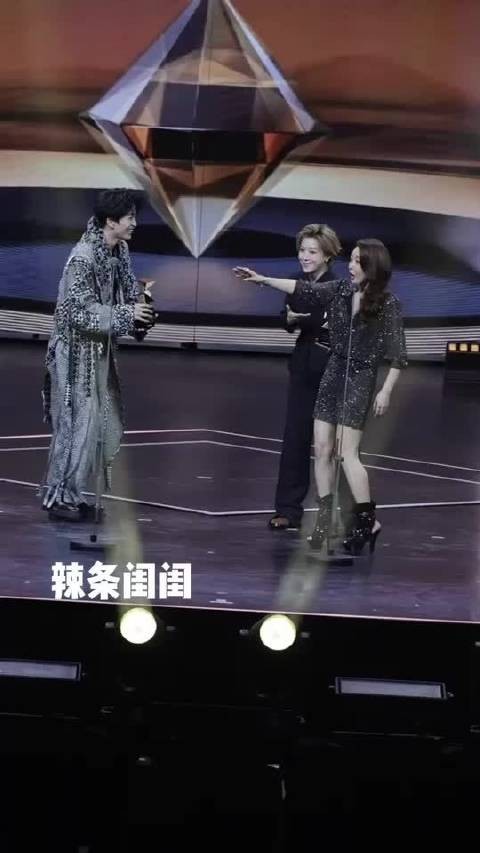孙悦回应奖杯被刘雨昕黄子弘凡顺势接过，现场乌龙引期待