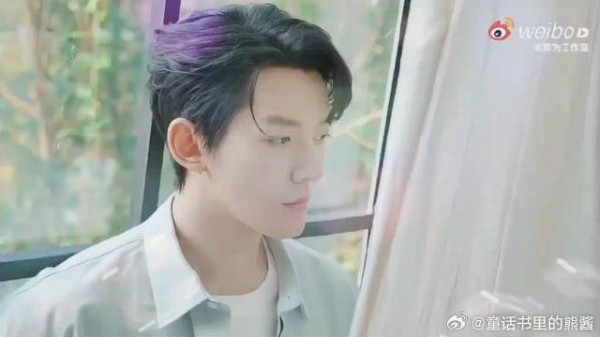 邓为紫发侧颜杀!这氛围感绝了,谁顶得住啊?