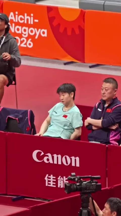 真的辛苦了莎莎，一天三赛都拿下了！肉眼可见的疲惫！孙颖莎