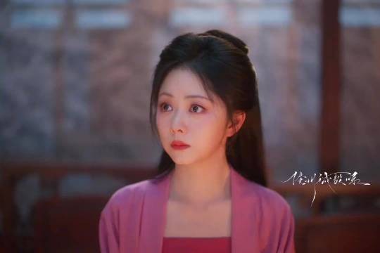 从前同为婢女,如今兰香成为大奶奶,姐妹情谊更加坚定了,接闺蜜兰香事业运!