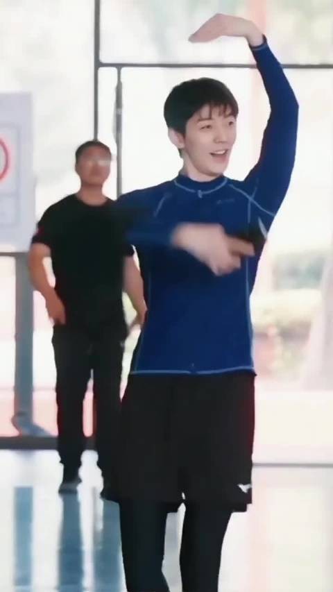 舞者邓炜闪现瞬间 旅途之中自在释放，邓为鲜活的样子格外动人