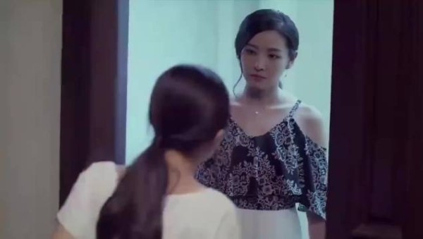“前妻晚上去前夫家,没想到看到年轻姑娘问是谁,前夫:我媳妇!”