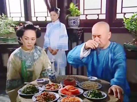 儿子领着漂亮姑娘回家,父亲一看立马跪下磕头,还强逼儿子一起跪