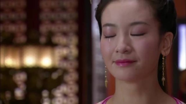 女人明明知道丈夫要在寿宴上射杀自己，可她为了丈夫的霸业竟甘愿赴死