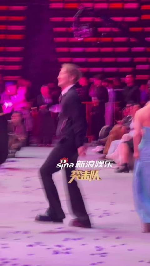 王嘉尔开团众人秒跟，WMA盛典全场同频互动