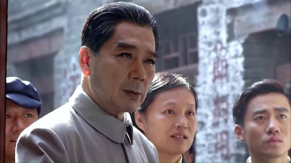 你把人民放心中，人民把你举头顶！