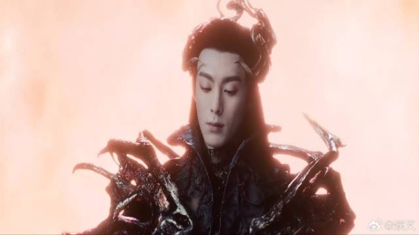 小兰花被推下祭坛 东方青苍霸气登场，轻松救下小兰花