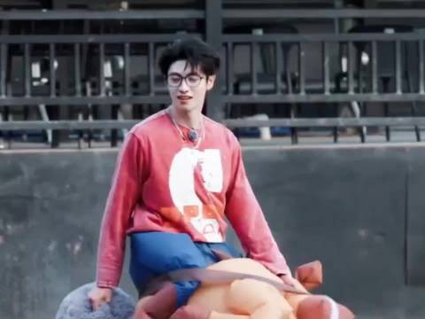 朱志鑫眼镜掉落瞬间，意外成就神图